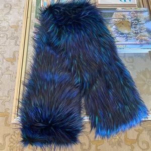 HEURUEH
Blade Faux-Fur Pull-Through Maxi Scarf